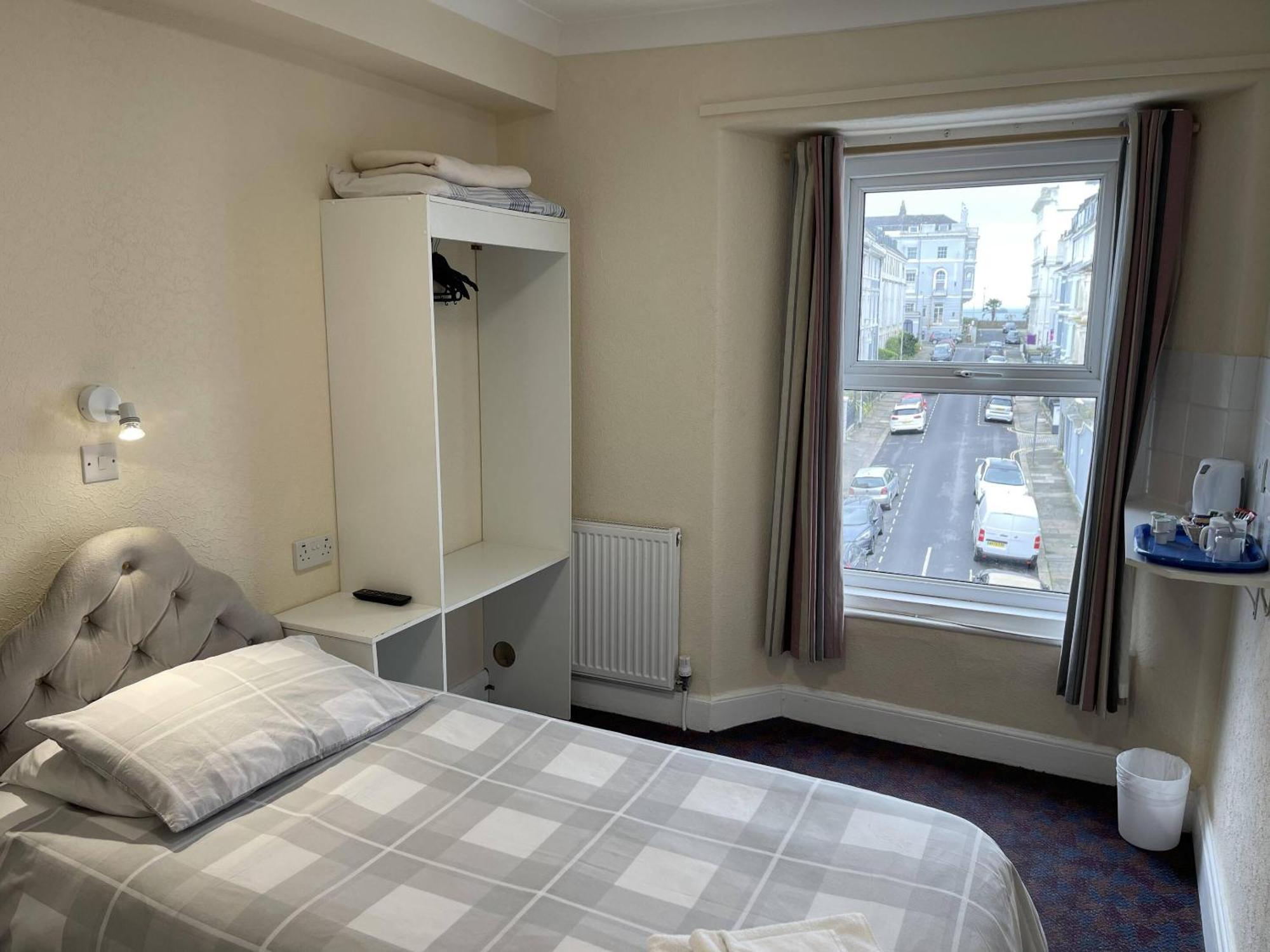 Lamplighter Guesthouse Plymouth Room photo