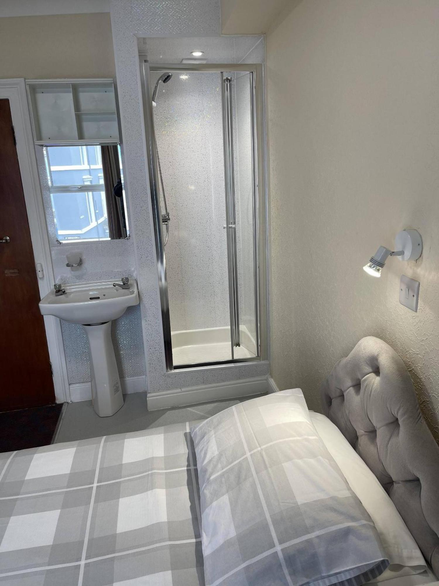 Lamplighter Guesthouse Plymouth Room photo